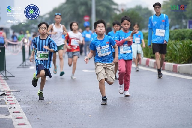 Standard Chartered Marathon Di sản Hà Nội 2025: Mỗi bước chạy là một hành động sẻ chia- Ảnh 2.