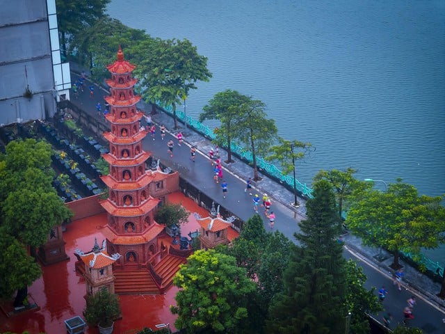 Standard Chartered Marathon Di sản Hà Nội 2025: Mỗi bước chạy là một hành động sẻ chia- Ảnh 3.