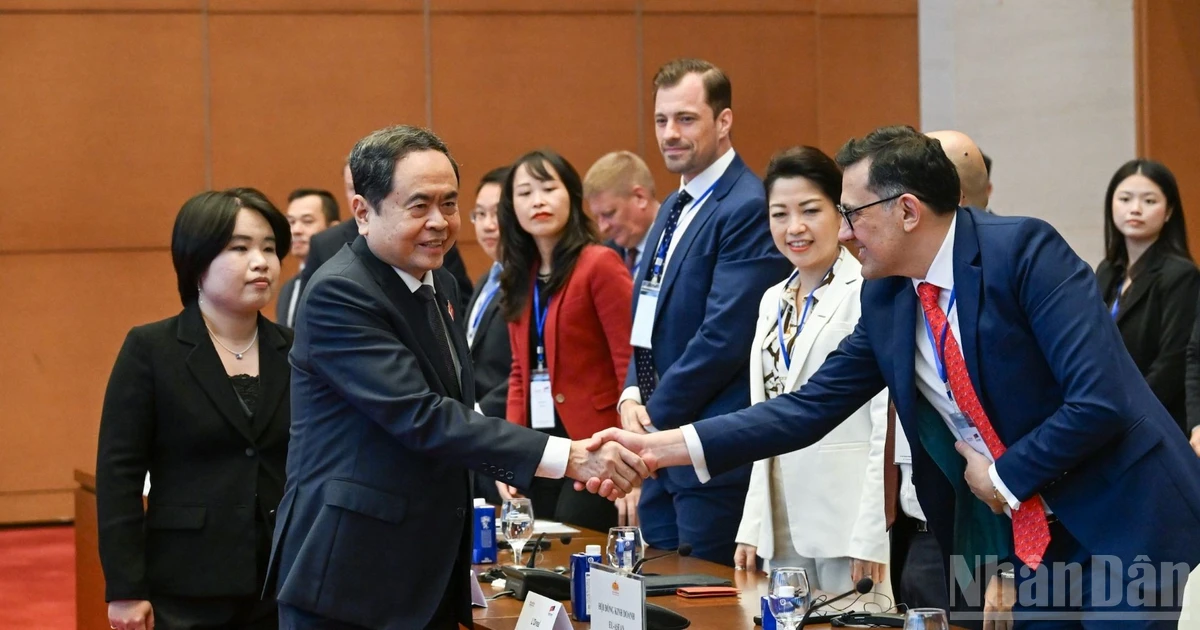 Cam kết tạo điều kiện thuận lợi cho sự phát triển của các doanh nghiệp trong và ngoài nước