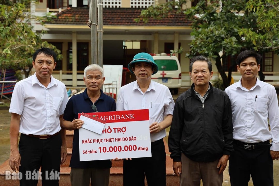 Agribank Chi nhánh Phú Yên trao hỗ trợ cho các trường học vùng lũ