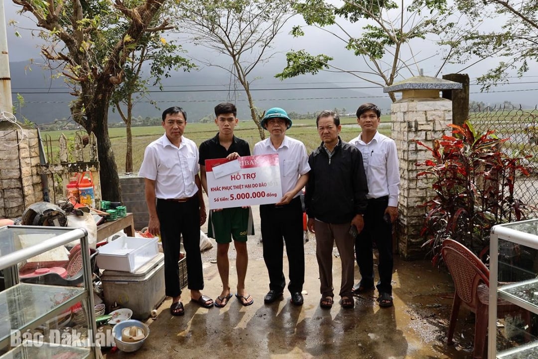 Делегація відділення Agribank у Фу Єні надала підтримку домогосподарству в комуні Хоатхінь, яке постраждало від повені.
