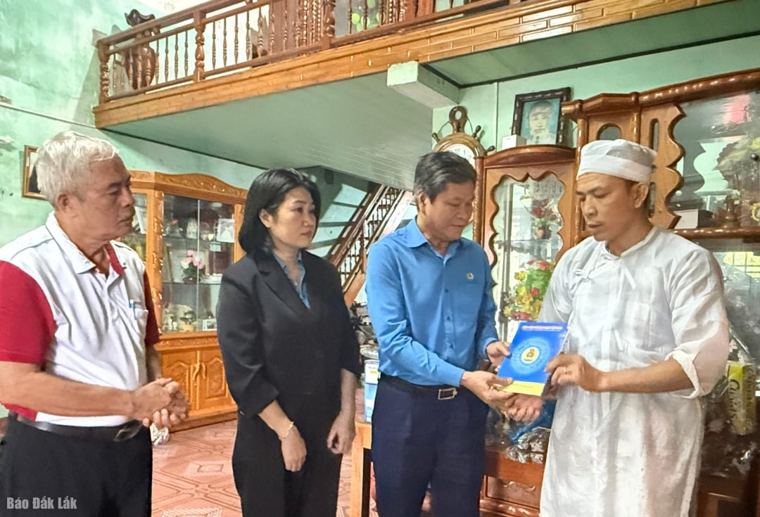Делегація відвідала родину пані Ле Тхі Лоан.
