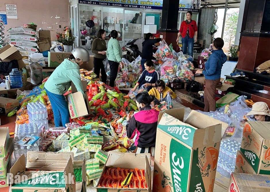 Hội LHPN tỉnh trao tặng hơn 10.000 phần quà cho người dân vùng lũ