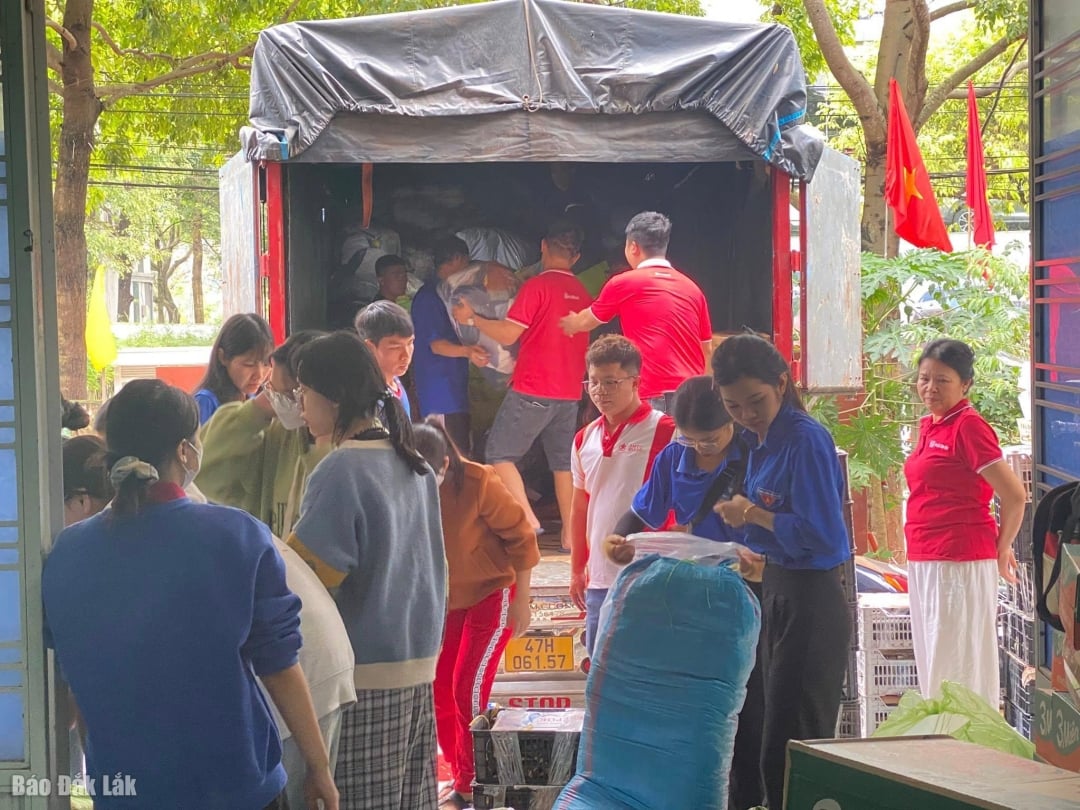 Voluntarii participă la transportul cadourilor la sediul Uniunii Provinciale a Femeilor.