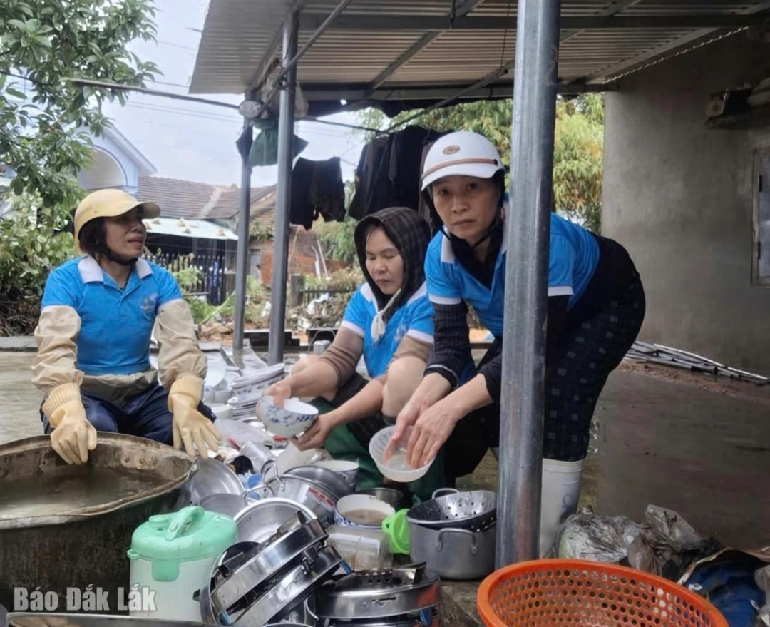 Femeile din comuna Phu Hoa 1 sprijină oamenii în curățenia și igienizarea caselor și a articolelor de uz casnic.