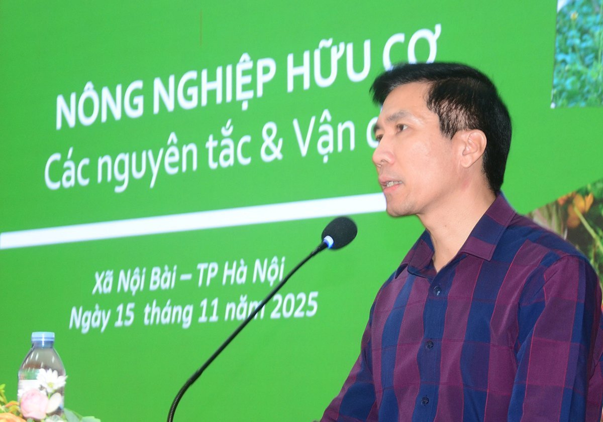 Phó Chủ tịch UBND xã Nội Bài Nguyễn Ngọc Tân phát biểu tại buổi tập huấn. Ảnh: Nguyễn Hà.