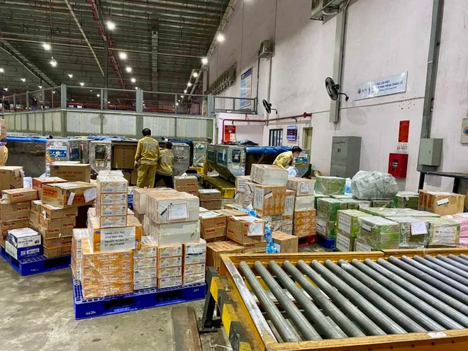 Hàng không Việt 'chia lửa' với hàng nghìn khách mắc kẹt vì mưa lũ lịch sử miền Trung - Ảnh 2.