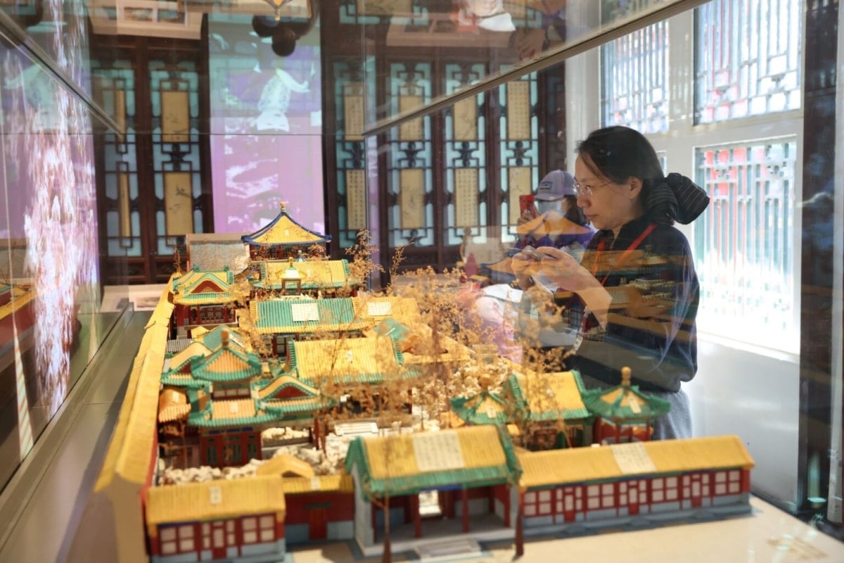 Arkitektoniske modeller i hagen, gjenskapt ved hjelp av teknikker og materialer som er passende for perioden.