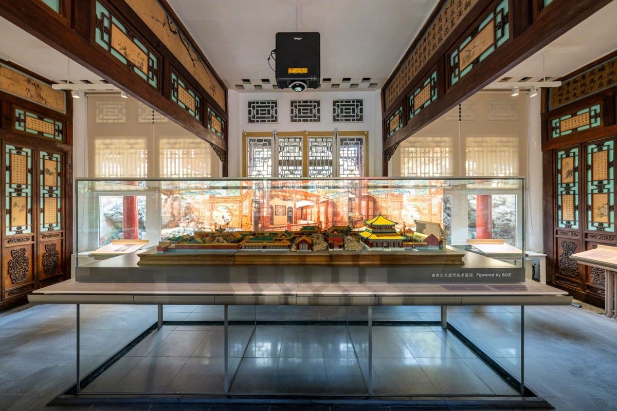 दूसरे प्रांगण की मुख्य इमारत, सुइचु हॉल, सूज़ौ शैली के चित्रित बीमों से सुसज्जित है और तीसरे प्रांगण के लिए एक मार्ग के रूप में कार्य करता है।