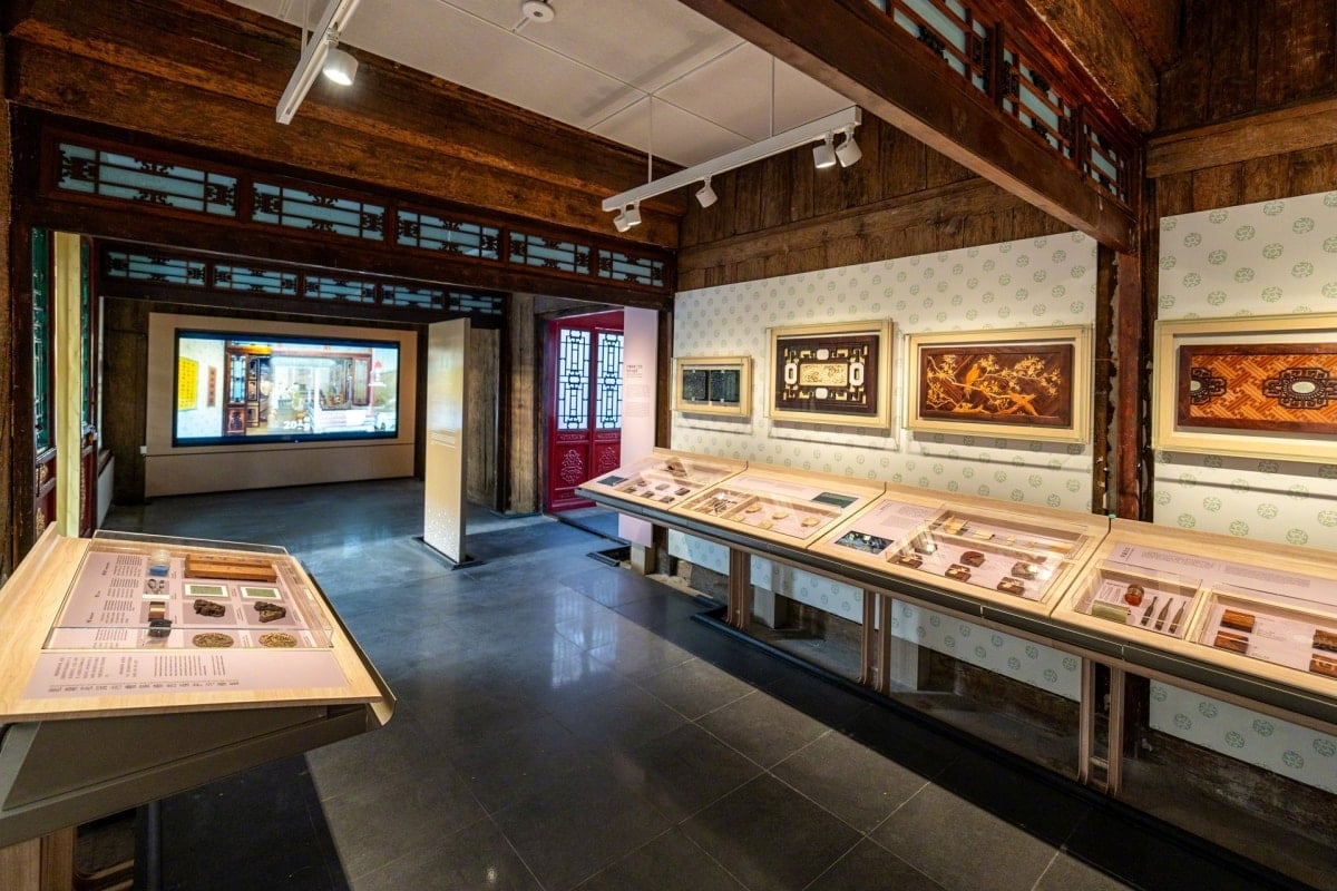 कलाकृतियों और मॉडलों का प्रदर्शनी क्षेत्र बहुत ध्यान आकर्षित करता है।