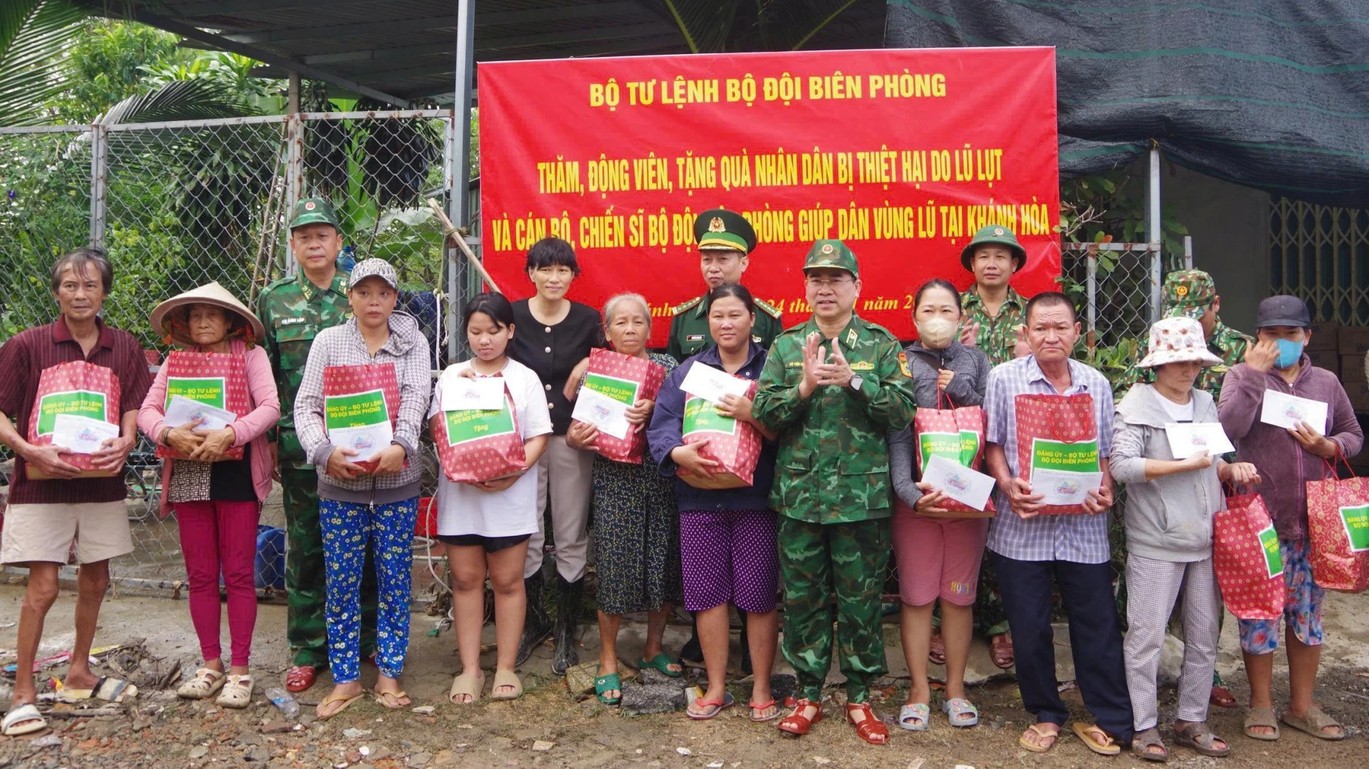 Vo Tien Nghi vezérőrnagy ajándékokat adott át Vinh Xuan falu (Nam Nha Trang kerület) háztartásainak.