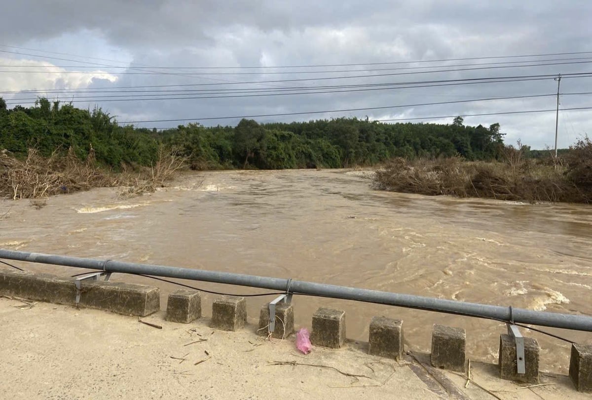 Revărsarea râului Cho în satul Ben Khe, comuna Trung Khanh Vinh, în după-amiaza zilei de 24 noiembrie 2025. Fotografie: Furnizată de Consiliul de Administrare a Investițiilor în Irigații și Construcții 7. Ngầm tràn qua sông Chò tại thôn Bến Khế, xã Trung Khánh Vĩnh lúc chiều ngày 24/11/2025. Ảnh: Ban Quản lý Đầu tư và Xây dựng Thủy lợi 7 cung cấp.