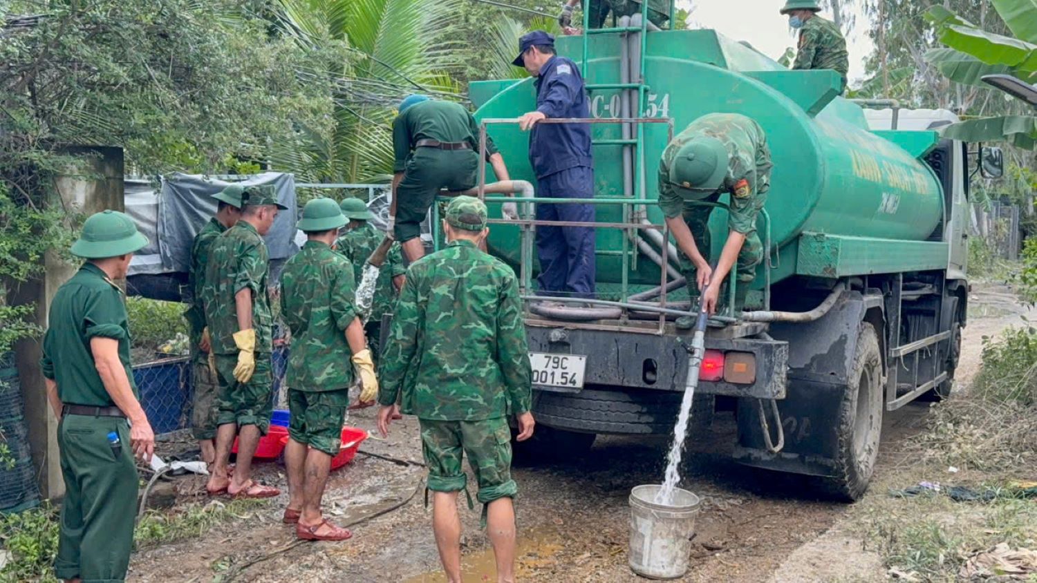 Đồn Biên phòng Cửa khẩu cảng Nha Trang cấp nước ngọt miễn phí cho 230 hộ dân