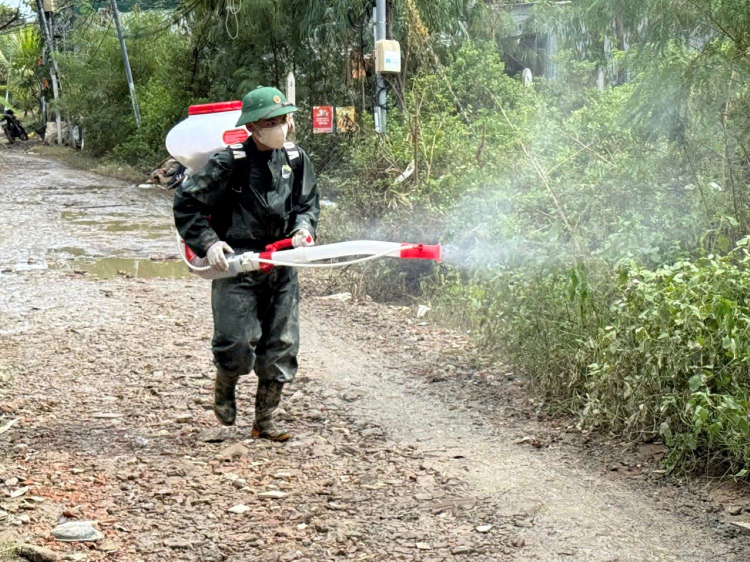 Versprühen von Insektiziden und Desinfektionsmitteln im Gebiet Dong Ro.