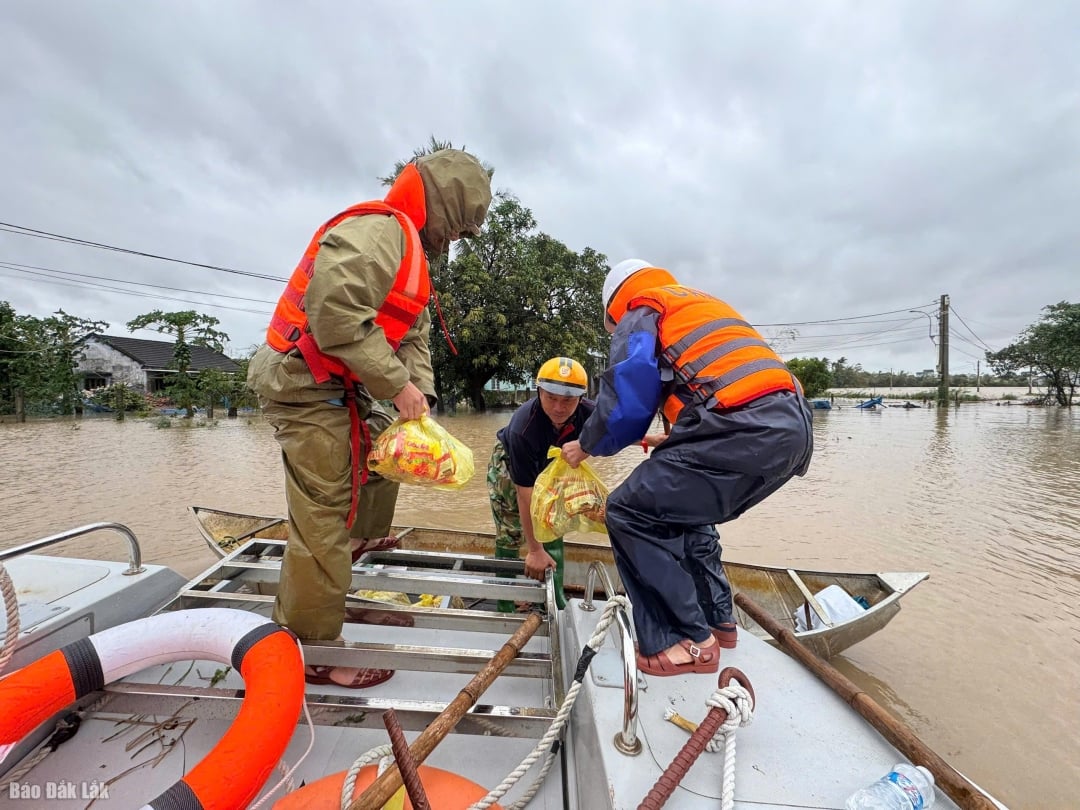 Phân bổ 2.000 tấn gạo dự trữ quốc gia hỗ trợ người dân bị ảnh hưởng bởi lũ lụt