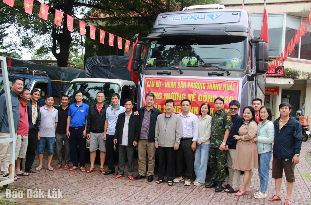 Phường Thành Nhất tổ chức chuyến 7 xe yêu thương đến bà con vùng lũ