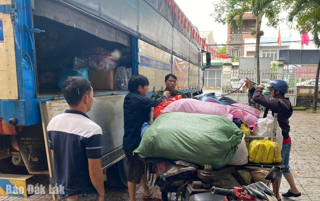Жители района Тханьнят жертвуют предметы первой необходимости, одежду и питьевую воду в восточную часть Даклака.