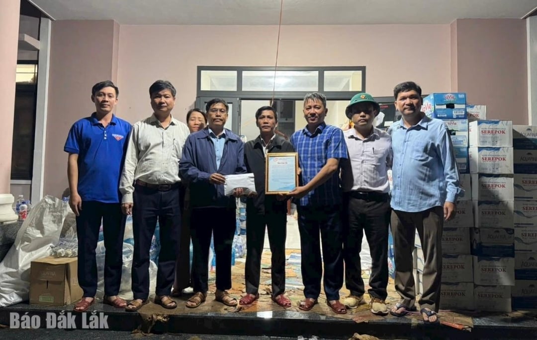 Комитет Отечественного фронта округа Тханьнят раздает предметы первой необходимости и необходимые вещи жителям округа Бинькиен