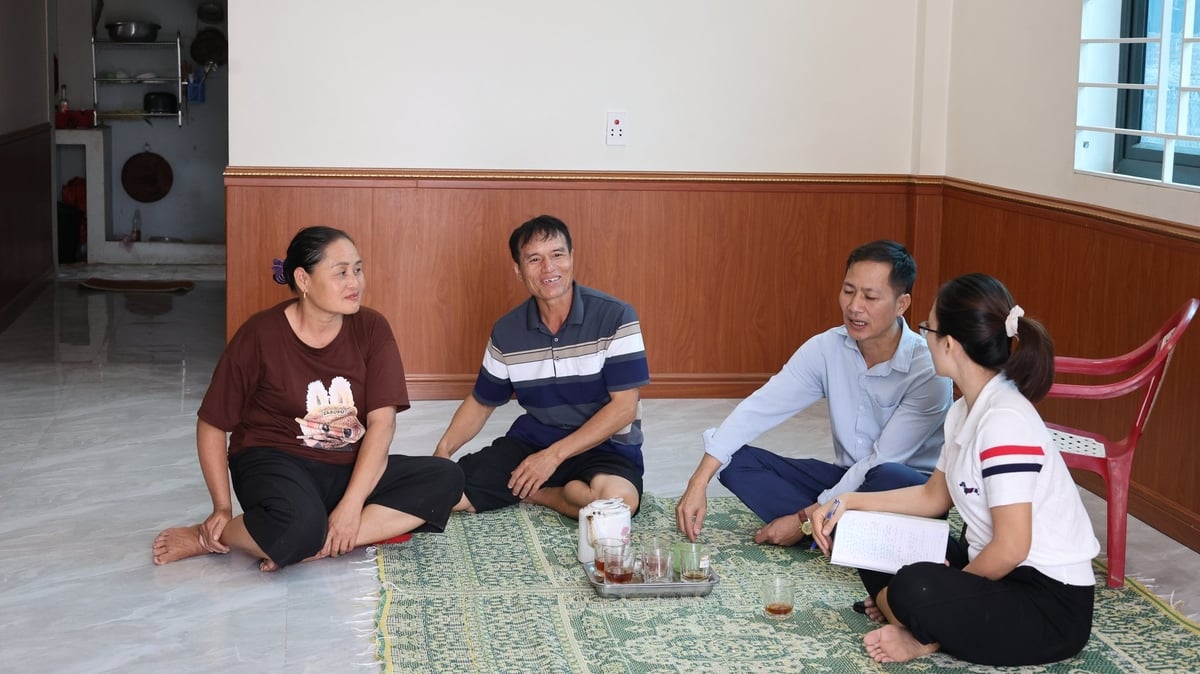 Vợ chồng ông Phanh (bên trái) phấn khởi khi xây dựng được ngôi nhà 2 tầng kiên cố. Ảnh: Thanh Tâm.