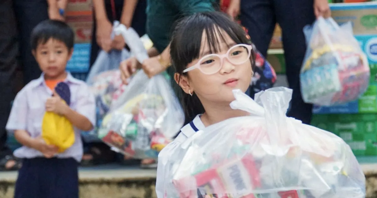 Thành đoàn TPHCM tặng 1.500 suất quà đến học sinh vùng lũ Khánh Hòa