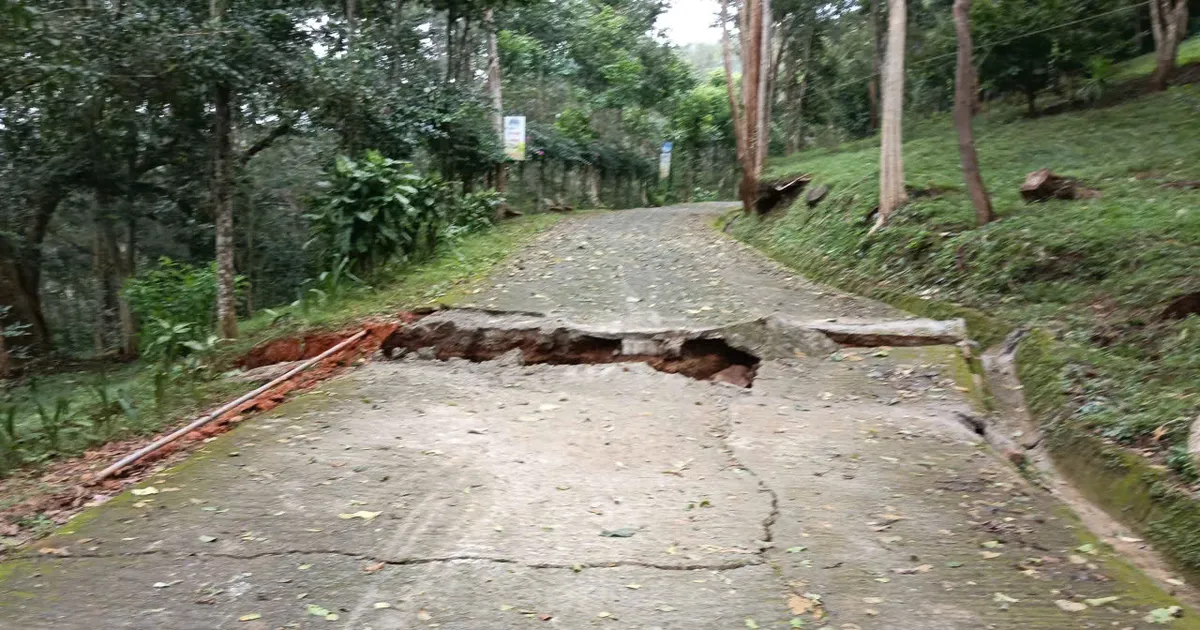 Đắk Lắk: Khẩn cấp di dời các hộ dân dưới chân đồi có nguy cơ sạt lở