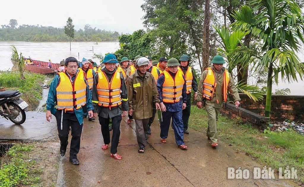İl Parti Komitesi Başkan Yardımcısı Do Huu Huy, sel durumunu inceledi.