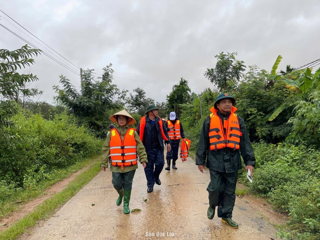 İl Parti Komitesi Sekreter Yardımcısı Huynh Thi Chien Hoa, Dray Bhang komününde yaşayanların güvenliğini sağlayarak sel ve fırtına önleme çalışmalarını yönetiyor. Fotoğraf: Hong Chuyen