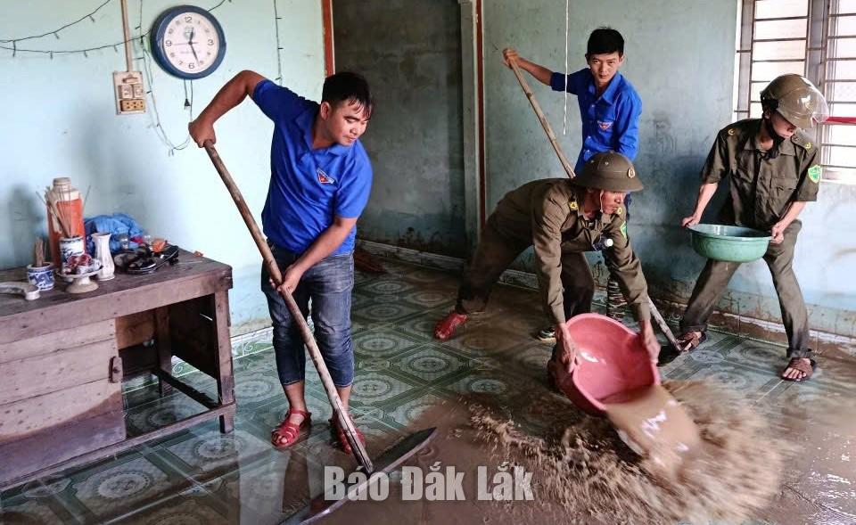 Dak Lieng komünü gençlik birliği üyeleri insanların evlerini temizlemelerine yardımcı oluyor.