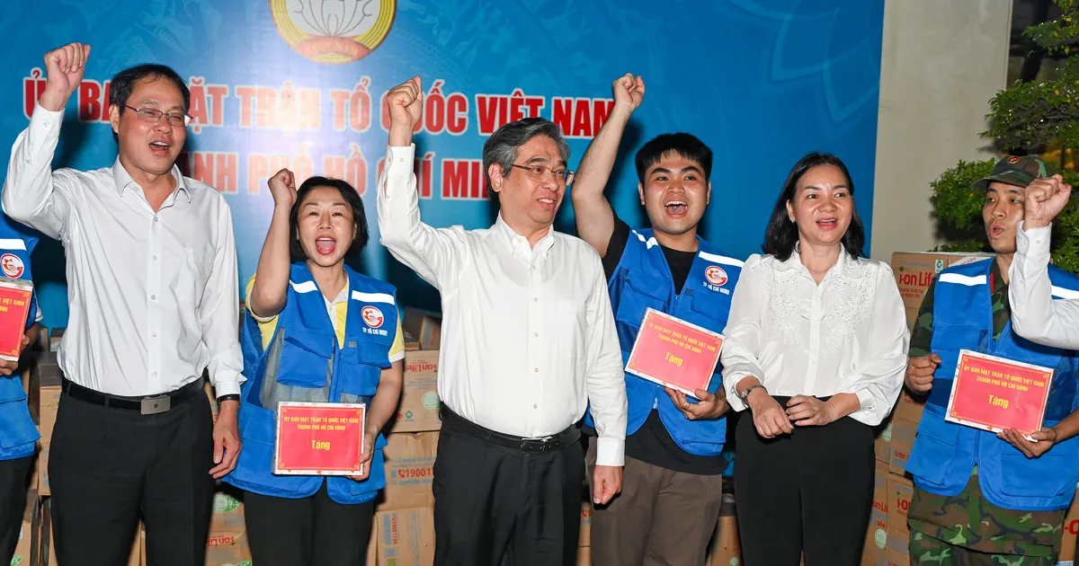 Những chuyến xe chở tấm lòng của TPHCM về khúc ruột miền Trung