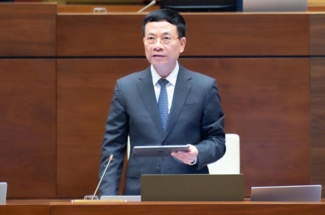 Il Ministro della Scienza e della Tecnologia Nguyen Manh Hung illustra la sua posizione davanti all'Assemblea Nazionale. Foto: Assemblea Nazionale.