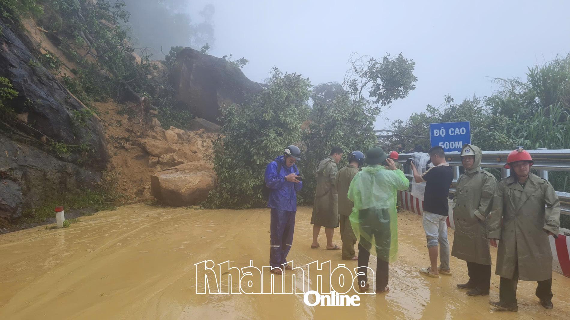 国道27C号線沿いの土砂崩れ現場。
