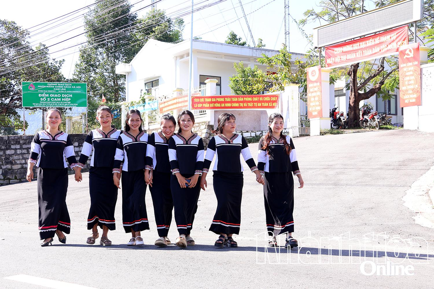Etniske minoritetskvinner fra Cam Hiep-kommunen på den selvstyrte veien for kvinner «Grønn - Ren - Vakker».