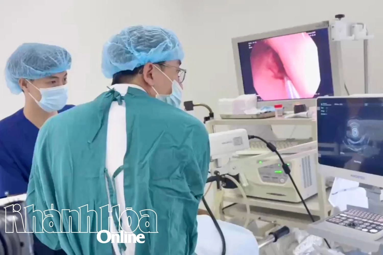 ທ່ານໝໍຢູ່ໂຮງໝໍ 22-12 ປະຕິບັດການ endoscopy Mini Probe ກ່ຽວກັບຄົນເຈັບ.