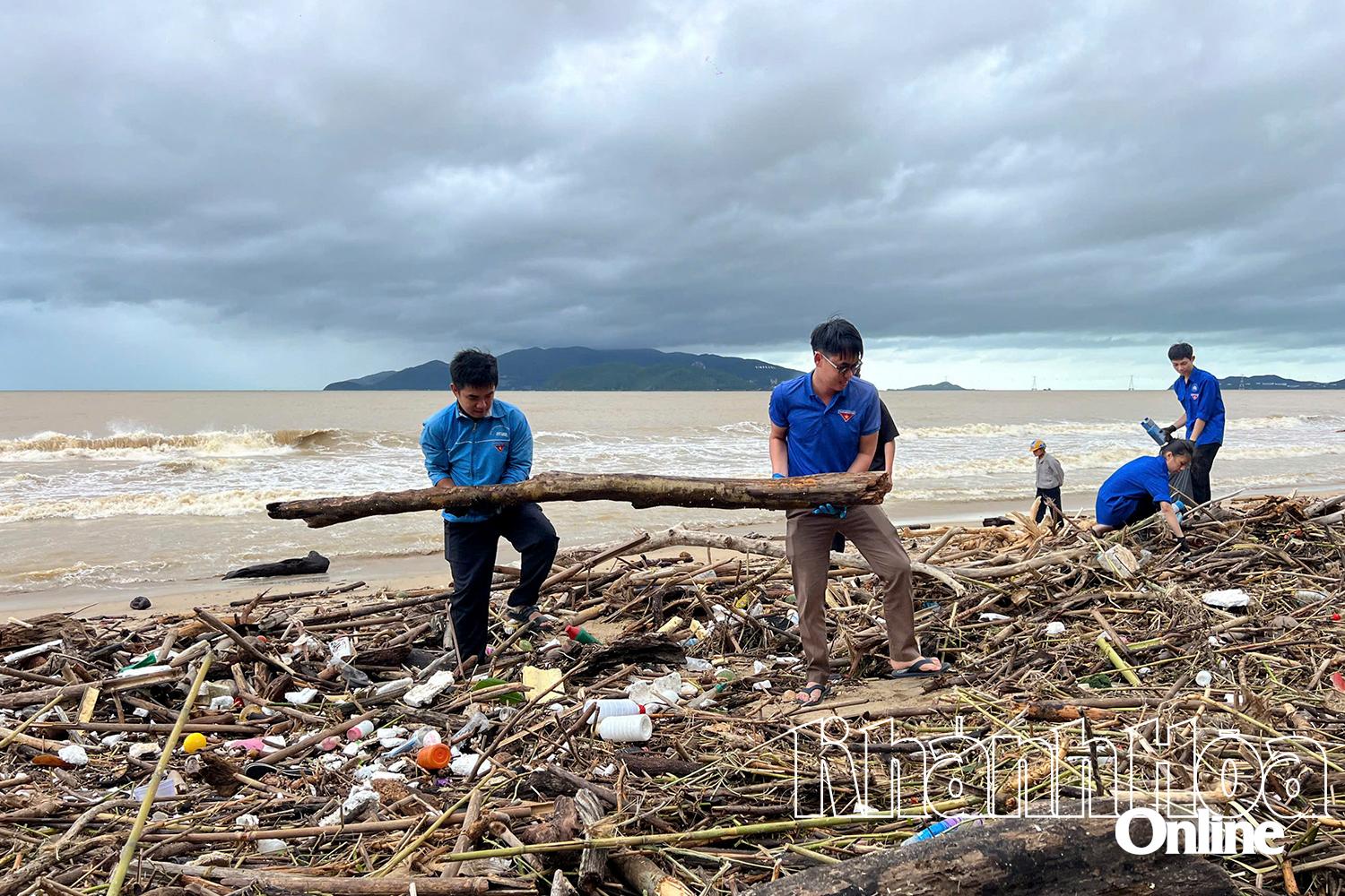 Члены молодежного союза принимают участие в уборке пляжа.