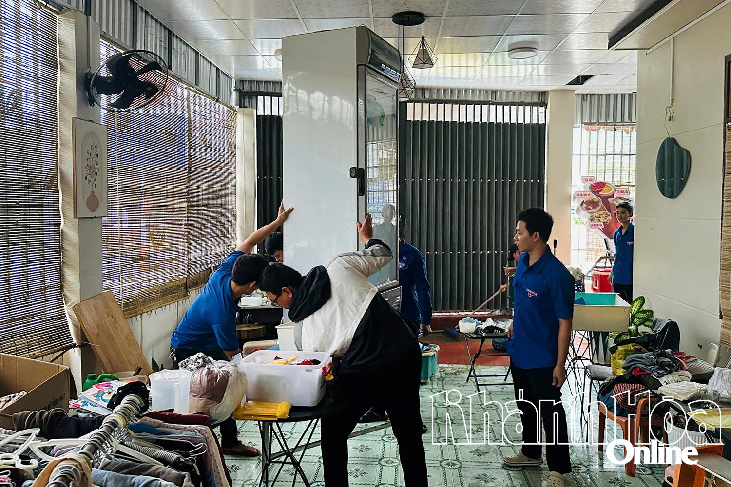 Члены профсоюза и молодежь округа Бак Кам Рань помогают людям наводить порядок в своих домах.