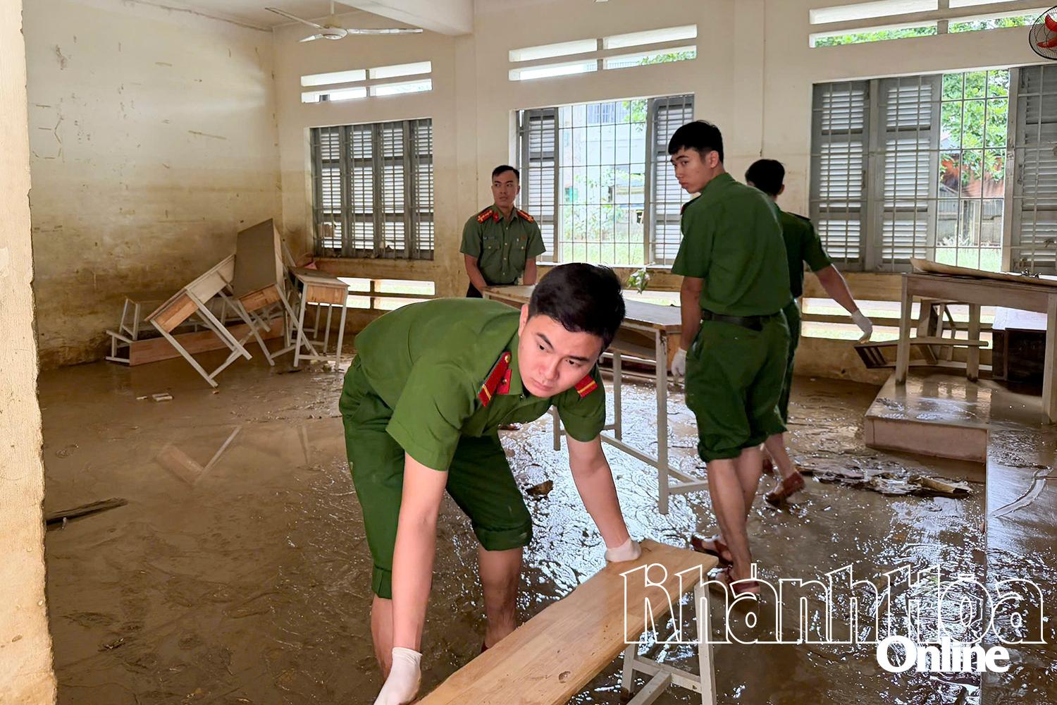 Провинциальный союз молодежи полиции поддерживает санитарию в школах.