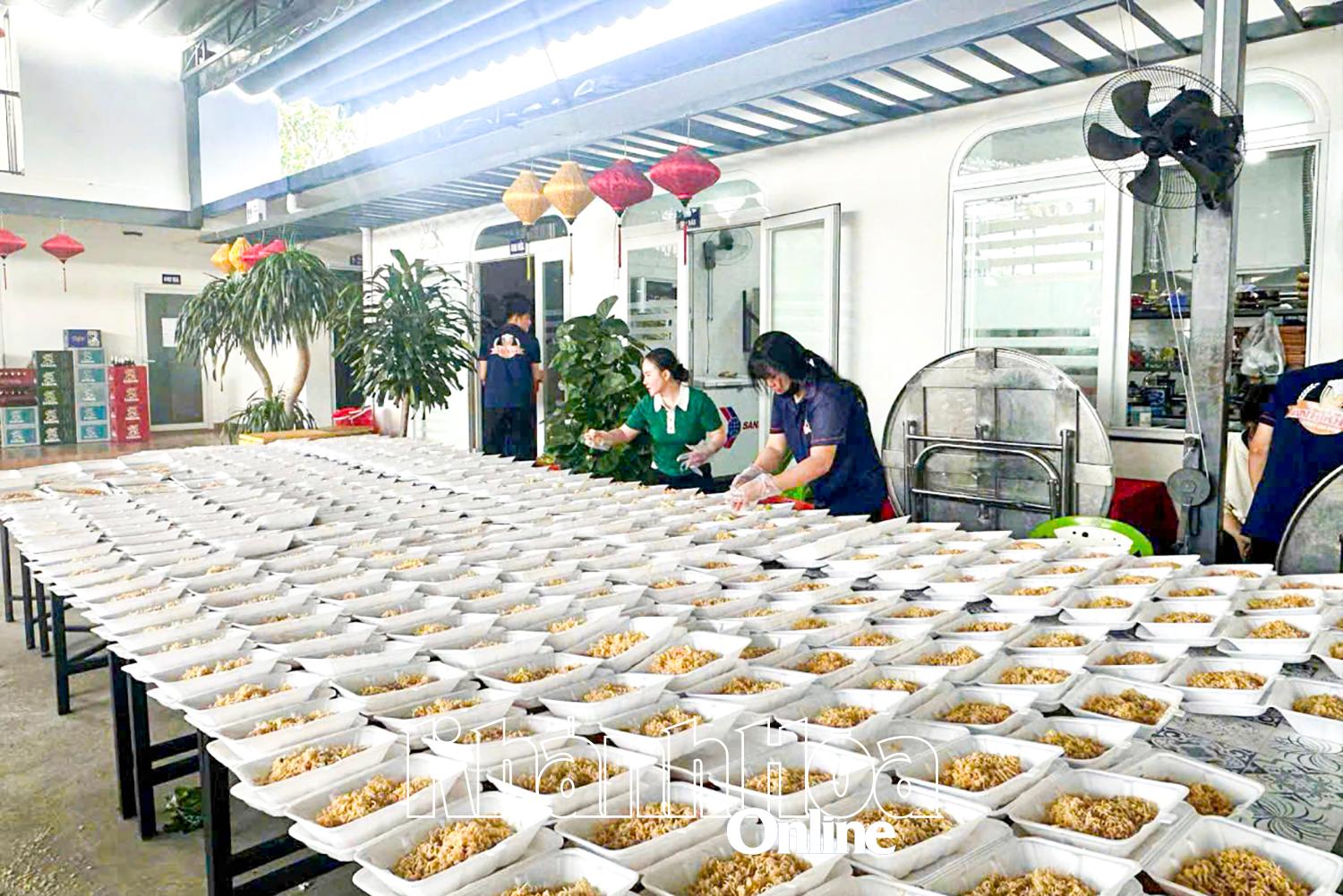 Phụ nữ tiếp sức người dân vùng lũ