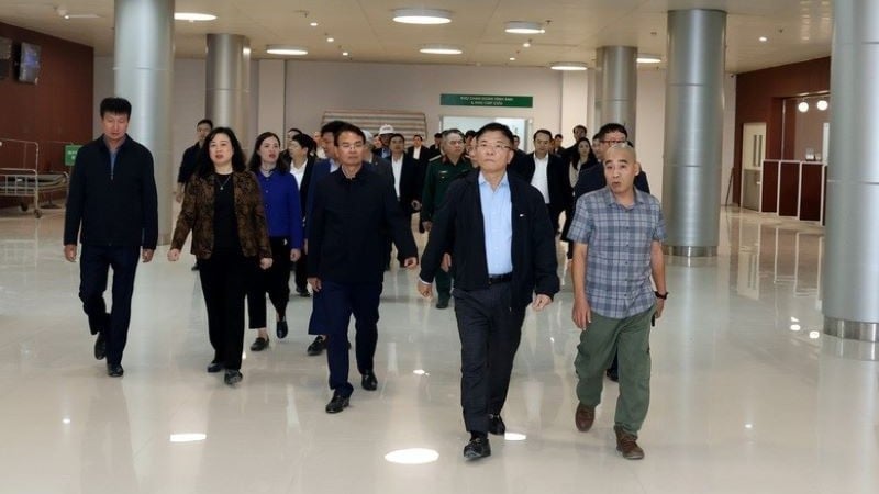 Віце-прем'єр-міністр Ле Тхань Лонг оглянув та наполягав на будівництві інвестиційного проєкту з будівництва другого корпусу лікарні дружби В'єт Дук та лікарні Бах Май у Нінь Бінь.