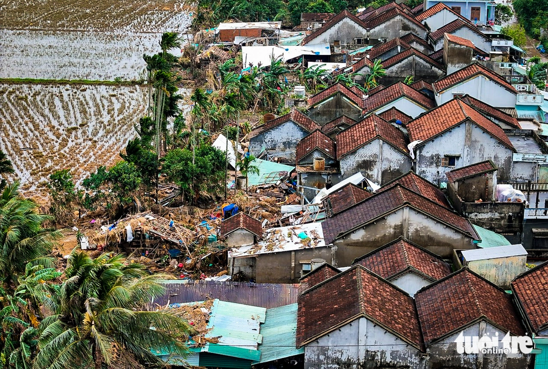 Vào lại ‘rốn lũ’ Hòa Thịnh: Tìm ảnh mẹ trong ngôi nhà bể nát - Ảnh 4.