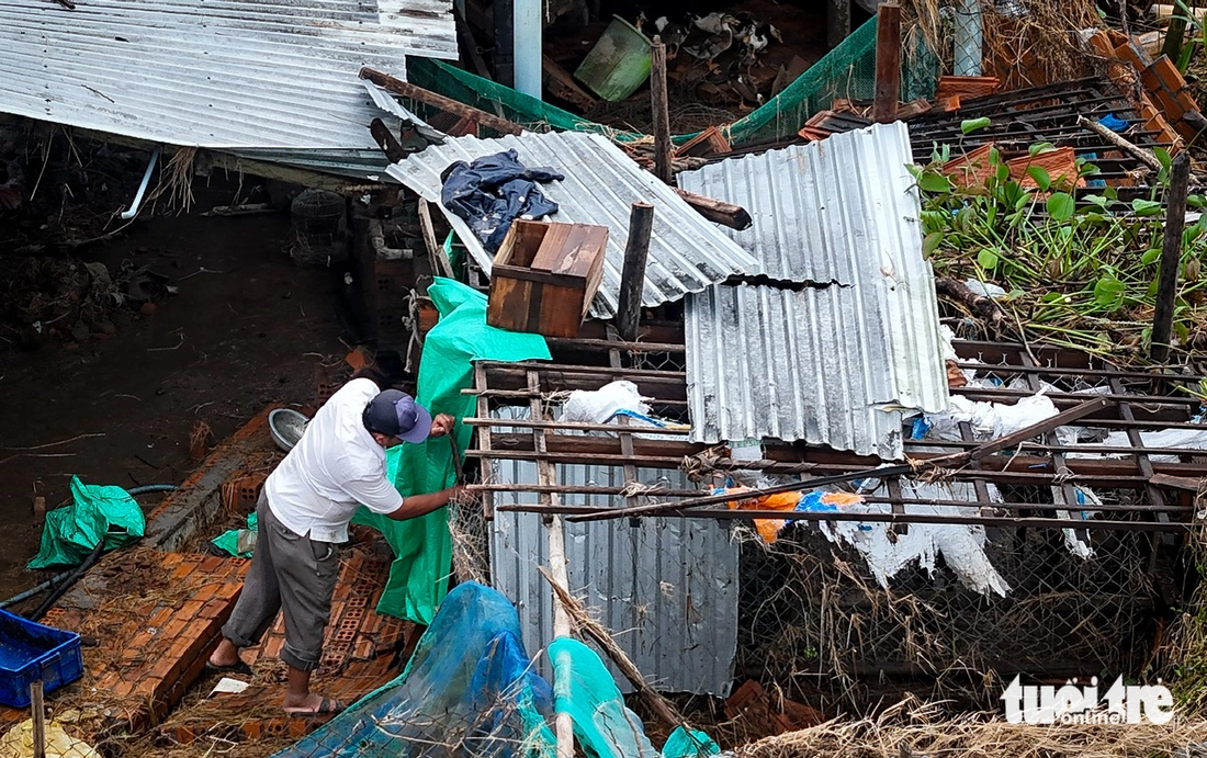 Vào lại ‘rốn lũ’ Hòa Thịnh: Tìm ảnh mẹ trong ngôi nhà bể nát - Ảnh 12.