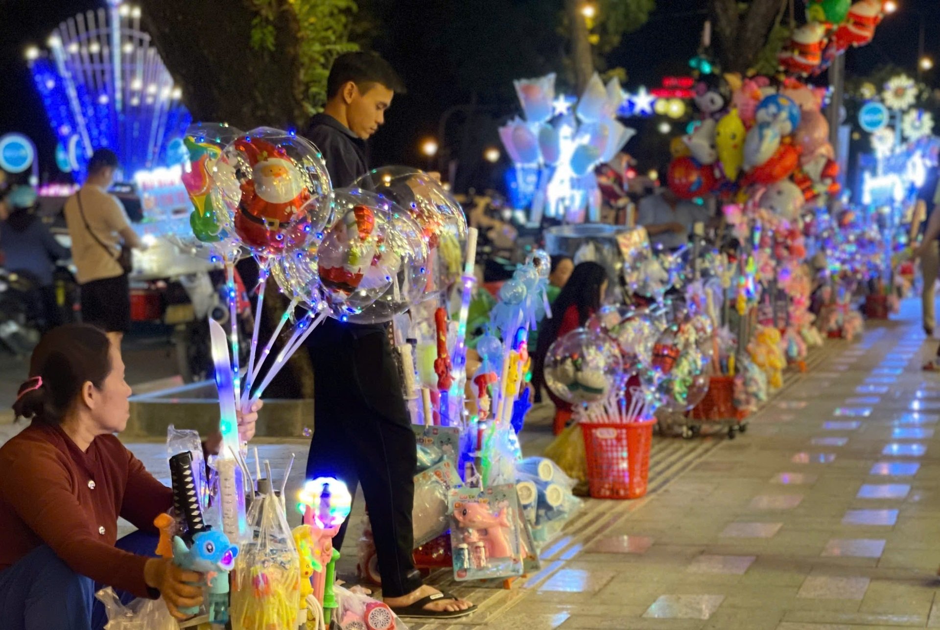 Hô Chi Minh-Ville s'illumine des couleurs de Noël, les jeunes affluent pour vivre une vie virtuelle - 8