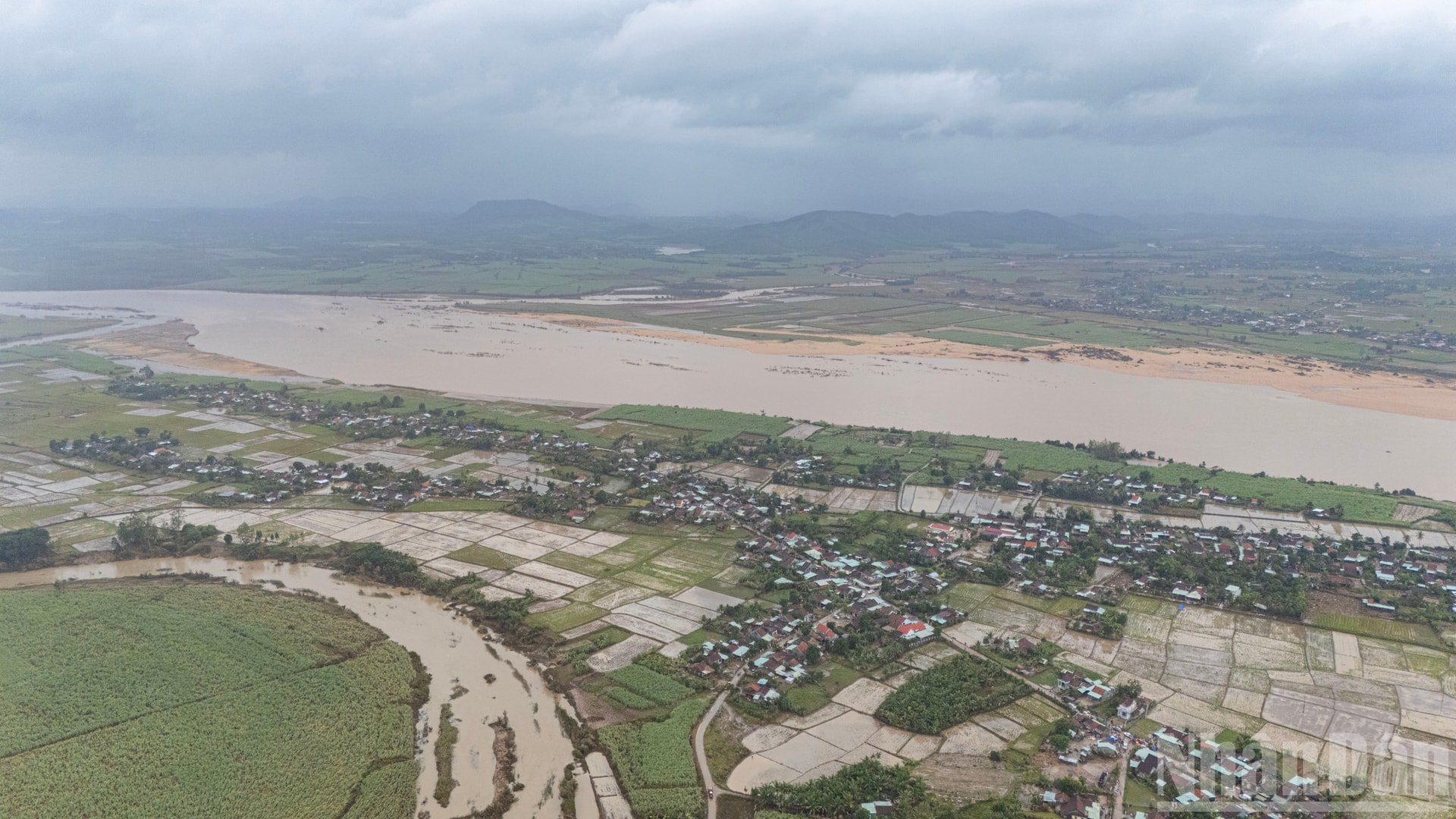 ثانه هوي قرية تابعة لبلدية سون هوا، مقاطعة داك لاك، تقع على ضفاف نهر با ها. في الفيضان التاريخي الأخير، الذي وقع في 18 نوفمبر، غمرت المياه القرية بأكملها. وصل أعلى منسوب للمياه في ذروة الفيضان في 19 نوفمبر إلى 4 أمتار، مما تسبب في أضرار شبه كاملة لممتلكات القرويين. ndo_br_ss0.jpg