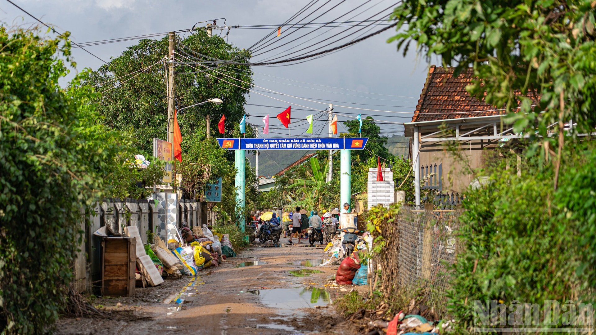 وفقًا لسكان محليين، كانت ثانه هوي من أوائل المناطق التي غمرتها الفيضانات في فو ين. ومع ذلك، بمجرد سماع صافرة الإنذار، سارع الناس إلى البحث عن ملاذ آمن، ولحسن الحظ لم تقع إصابات. ndo_br_ss9.jpg