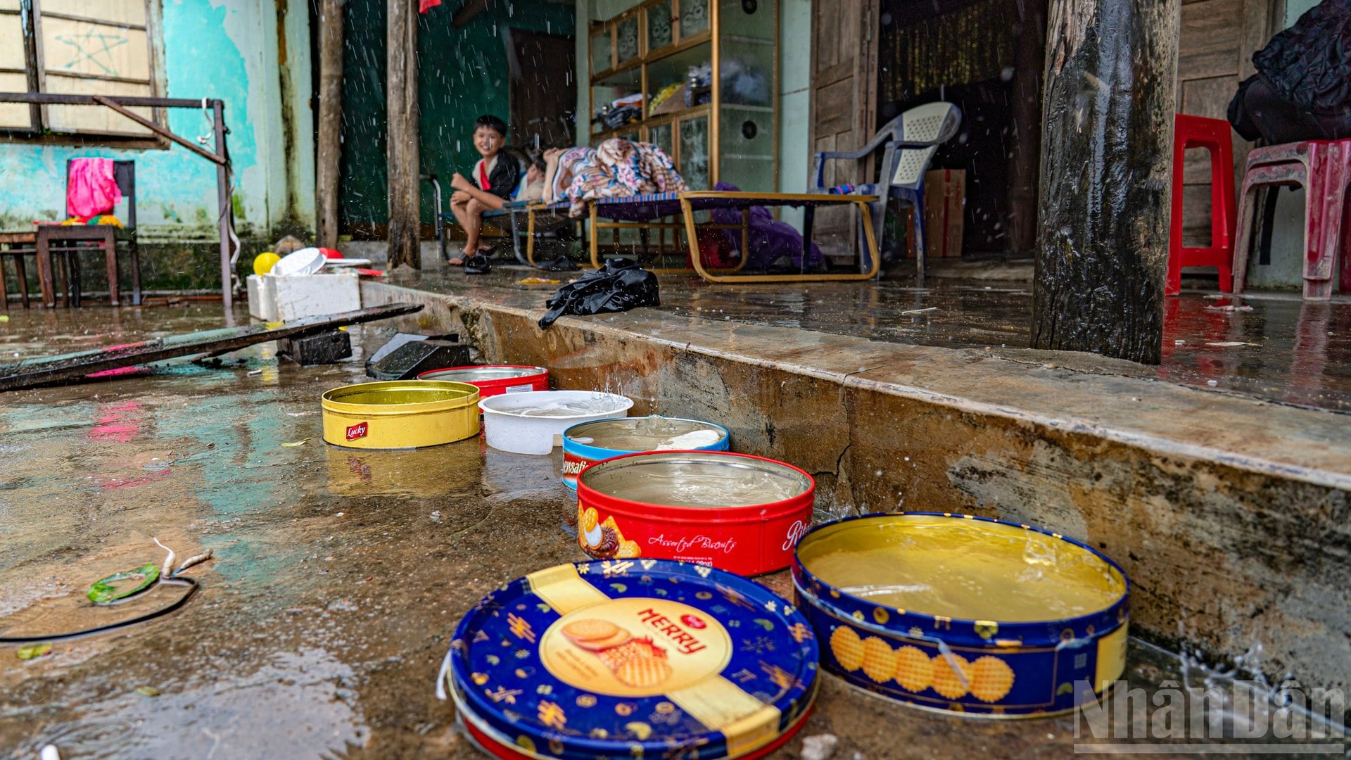 ولم يتم استعادة الكهرباء والمياه النظيفة حتى الآن، وتضطر العديد من الأسر إلى جمع مياه الأمطار للاستخدام اليومي. ndo_br_anh-6.jpg