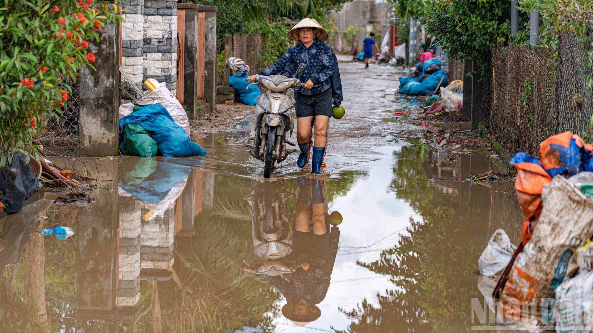 وتبدأ الحياة من جديد بإصلاح الممتلكات التالفة. ndo_br_ss4.jpg