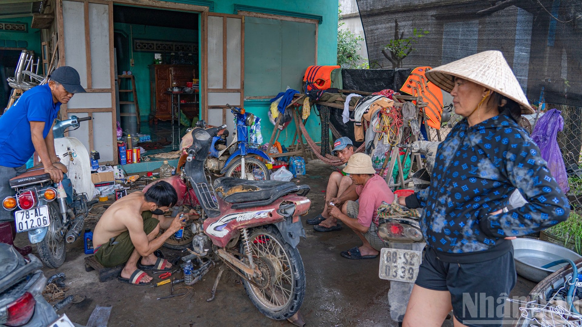 داخل ورشة إصلاح الدراجات النارية قيد التشغيل ndo_br_ss5.jpg