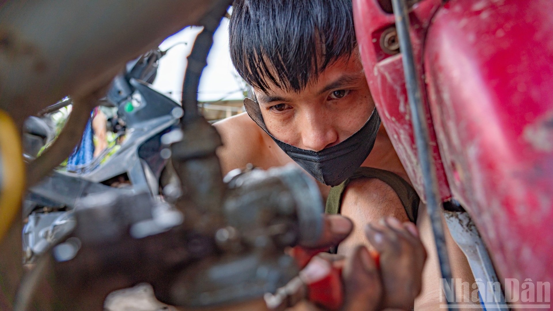 الآن يتقاضى العديد من ميكانيكي السيارات رسومًا مقابل المواد والمعدات فقط ويقدمون العمالة المجانية لدعم الأشخاص. ndo_br_ss6.jpg