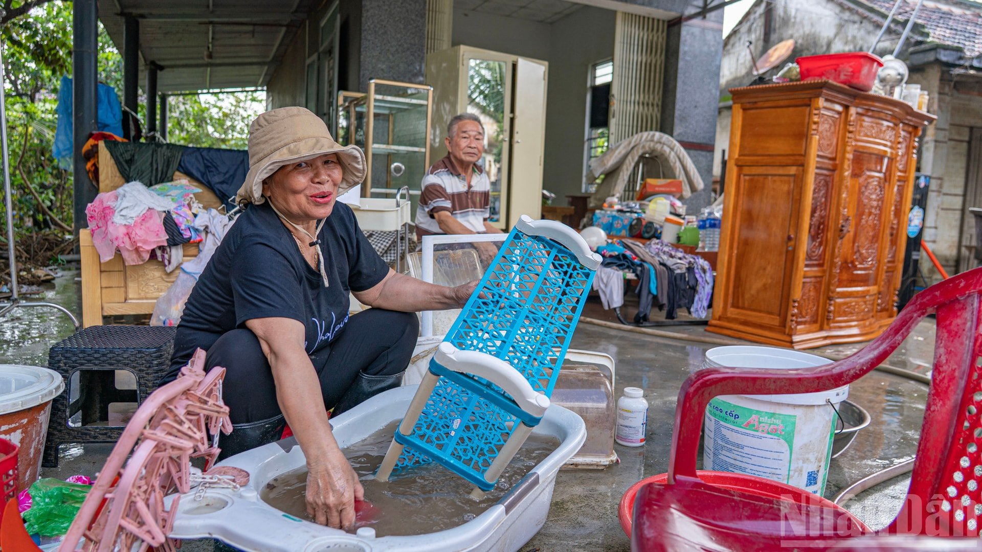 ويتم أيضًا تنظيف المنازل وتعقيم العناصر القابلة لإعادة الاستخدام وإصلاحها. ndo_br_ss7.jpg