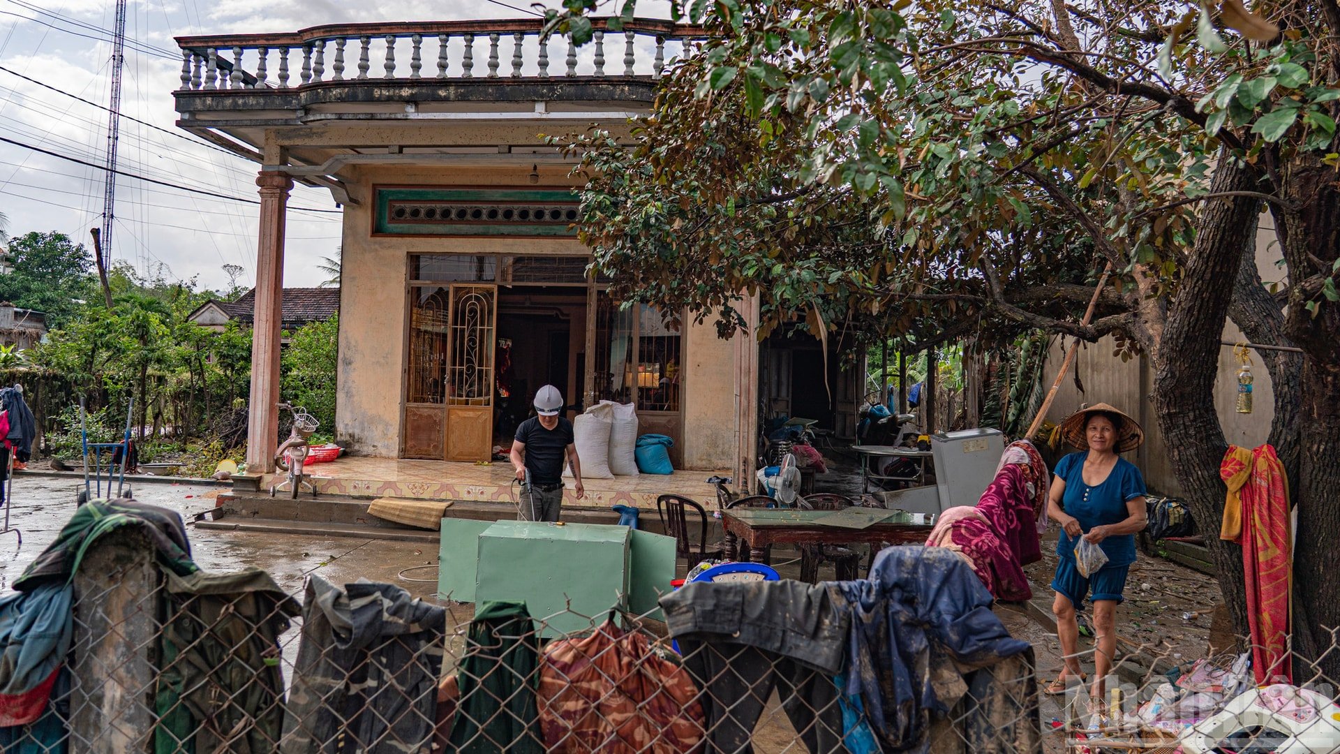 ويتم أيضًا تنظيف المنازل وتعقيم العناصر القابلة لإعادة الاستخدام وإصلاحها. ndo_br_ss10.jpg