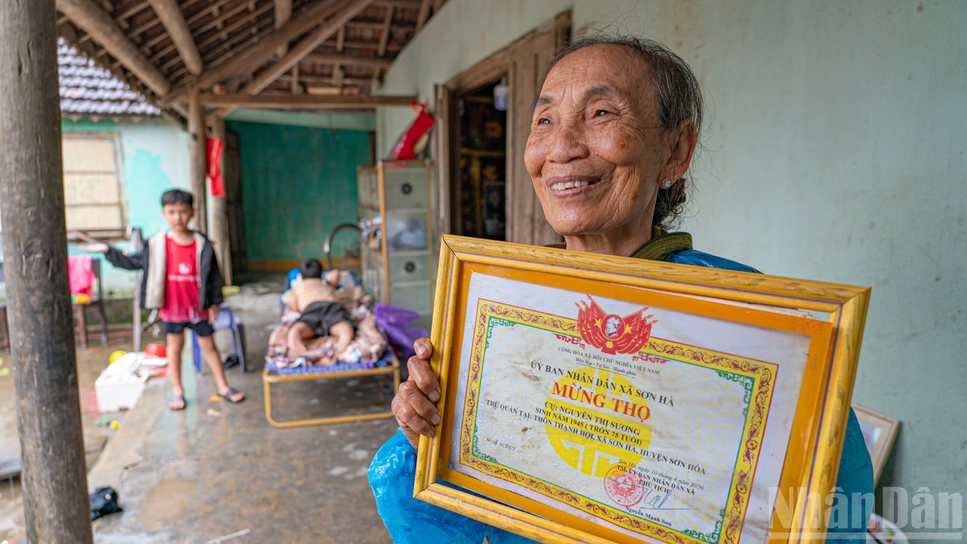 ابتسمت السيدة العجوز عندما غادرت مياه الفيضانات منزلها مع بعض مجموعات الأطباق ولوحة. ndo_br_ss1.jpg